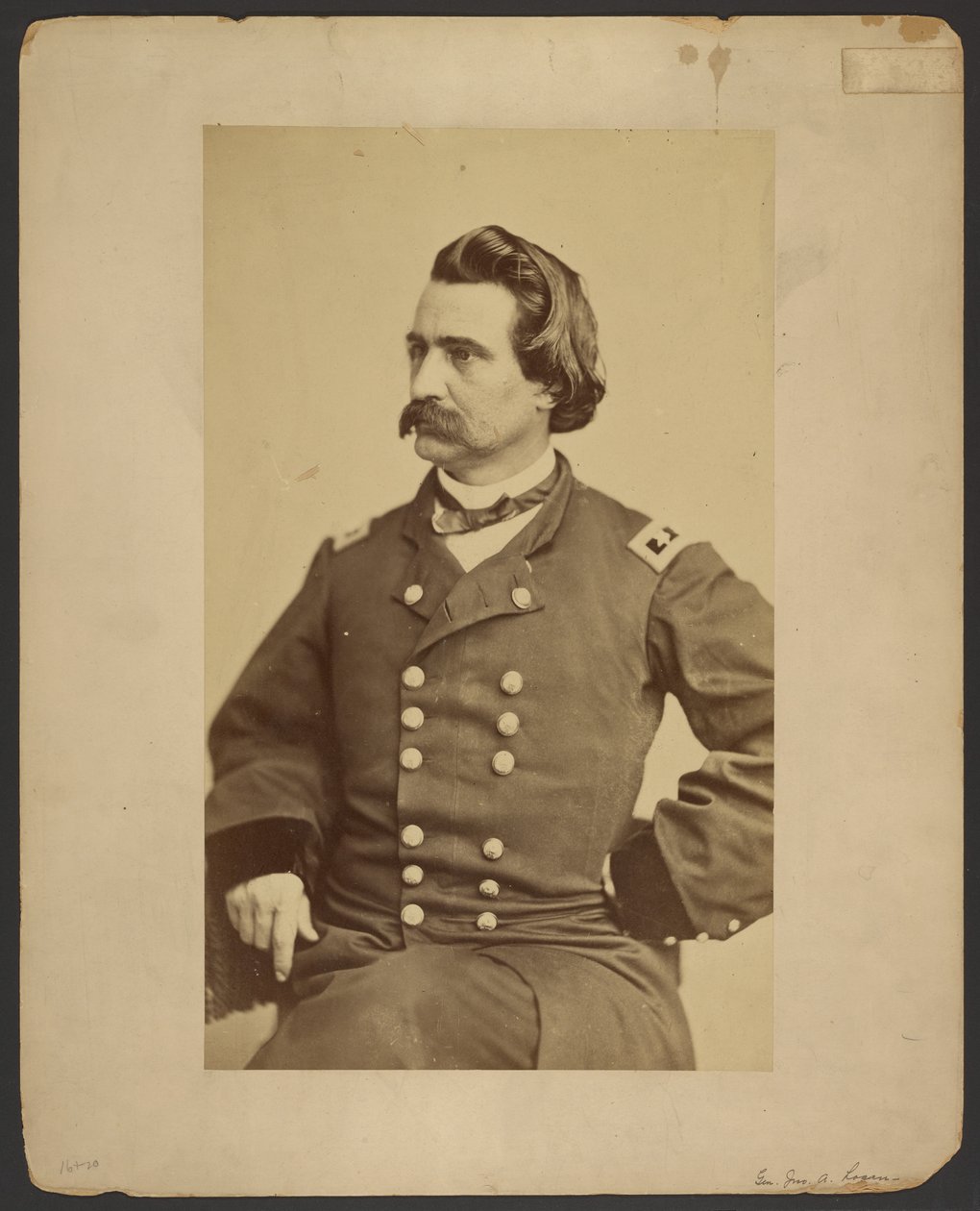 [Portrait du général John A. Logan] - Mathew B. Brady