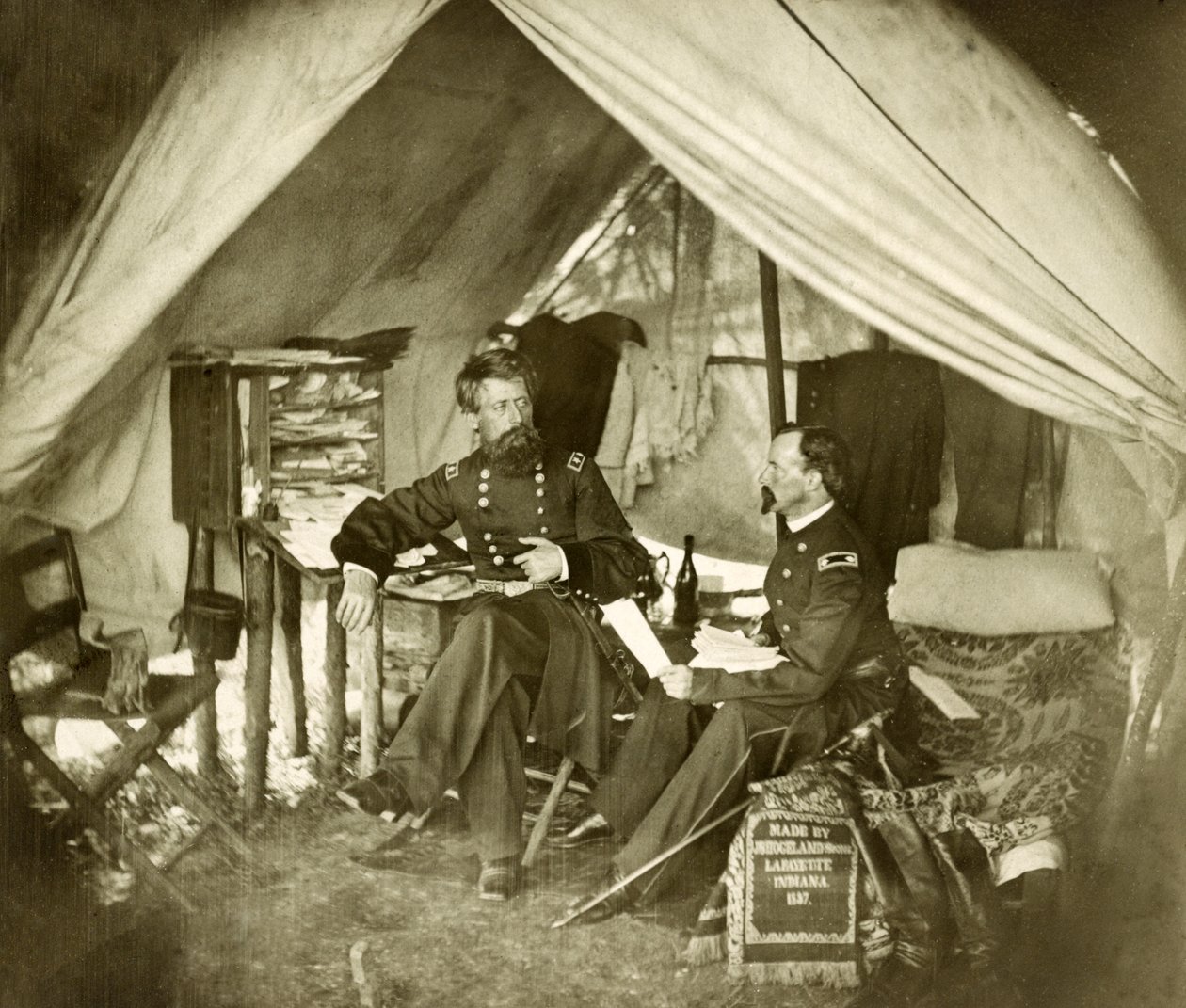 Général Jefferson C. Davis et officier assis dans une tente, pub.1861 (photo) - Mathew and studio Brady