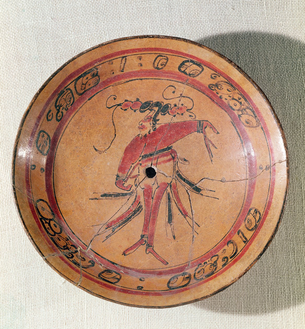 Grande assiette tripode représentant un acteur ou un danseur, 600-950 - Mayan