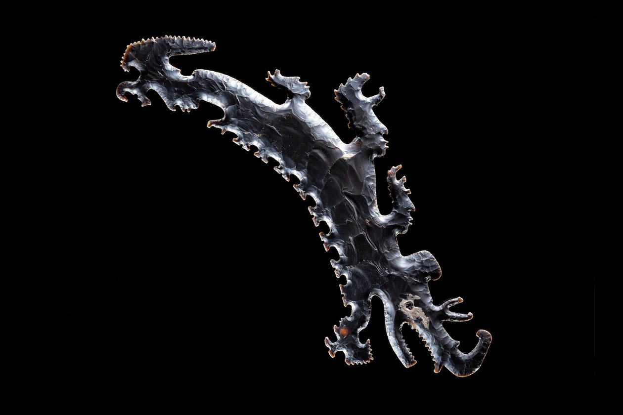 Silex Excentrique Dépeignant un Canoë Crocodile avec des Passagers, c.A.D. 600?-900 - Mayan Mayan