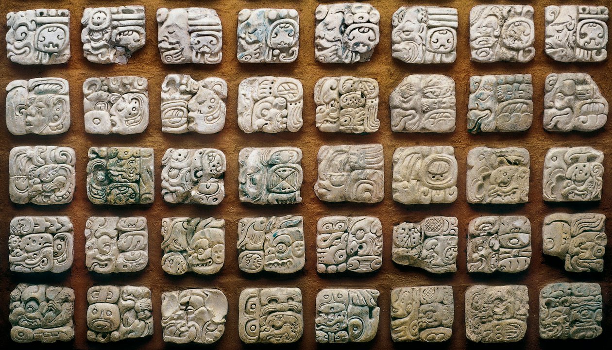 Calendrier maya (320-1697) composé de différents glyphes (pierres gravées) - Mayan Mayan