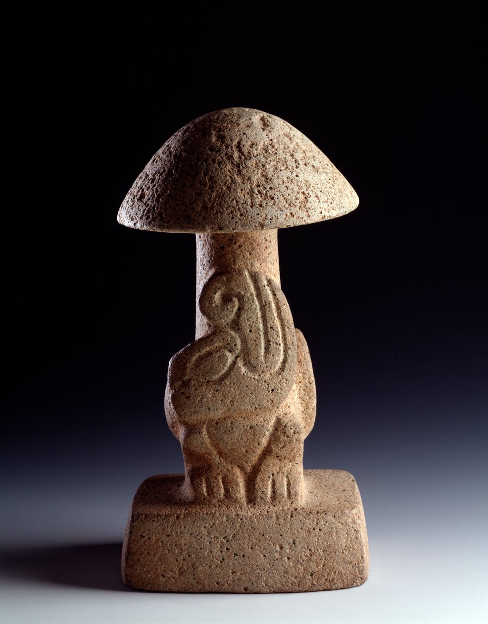 Art précolombien, civilisation maya, période préclassique : sculpture en basalte en forme de champignon avec la représentation d