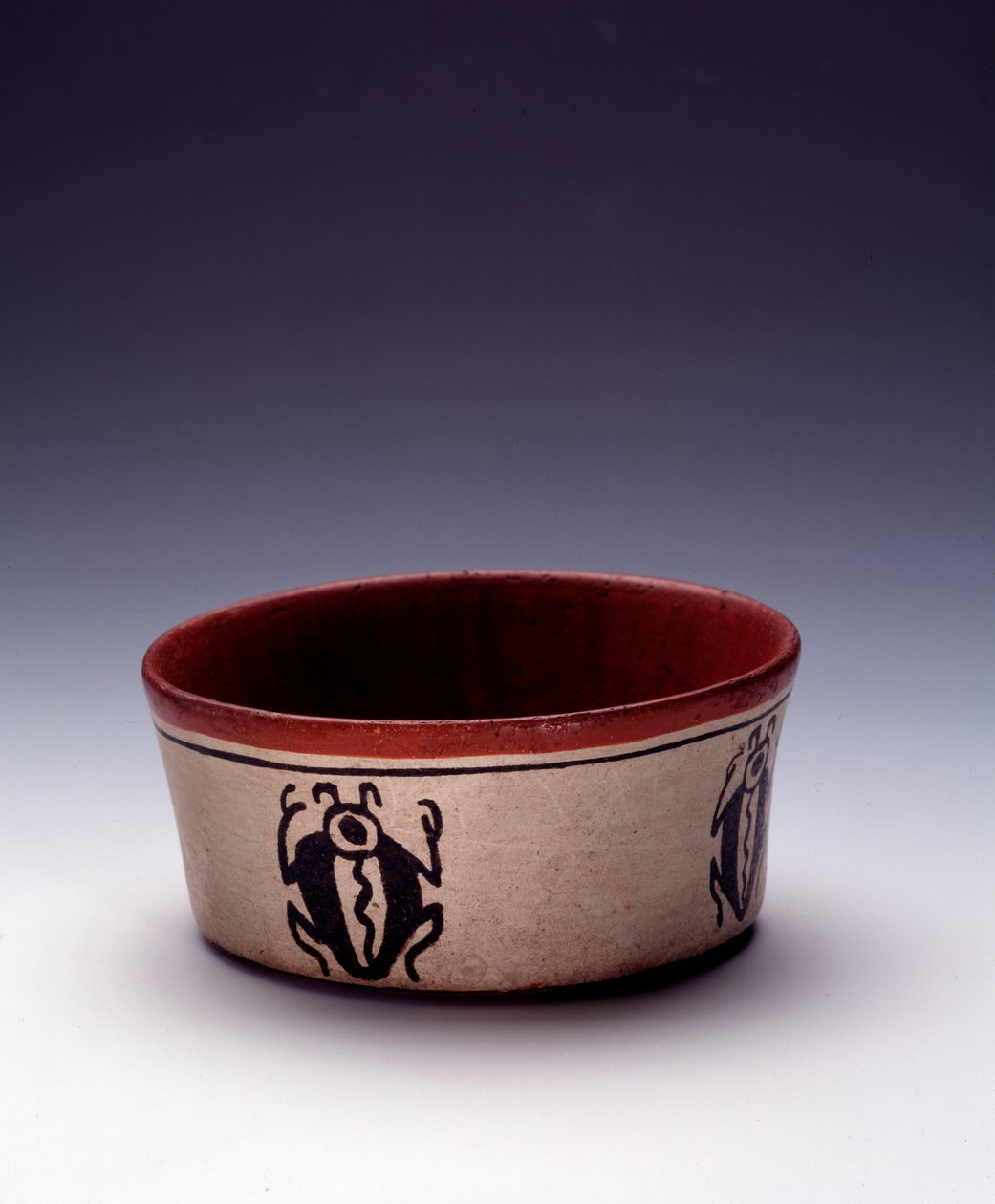 Art précolombien, civilisation maya, période classique : coupe en argile polychrome décorée de coléoptères noirs. De Petén, Guatemala. Guatemala, Musée national d