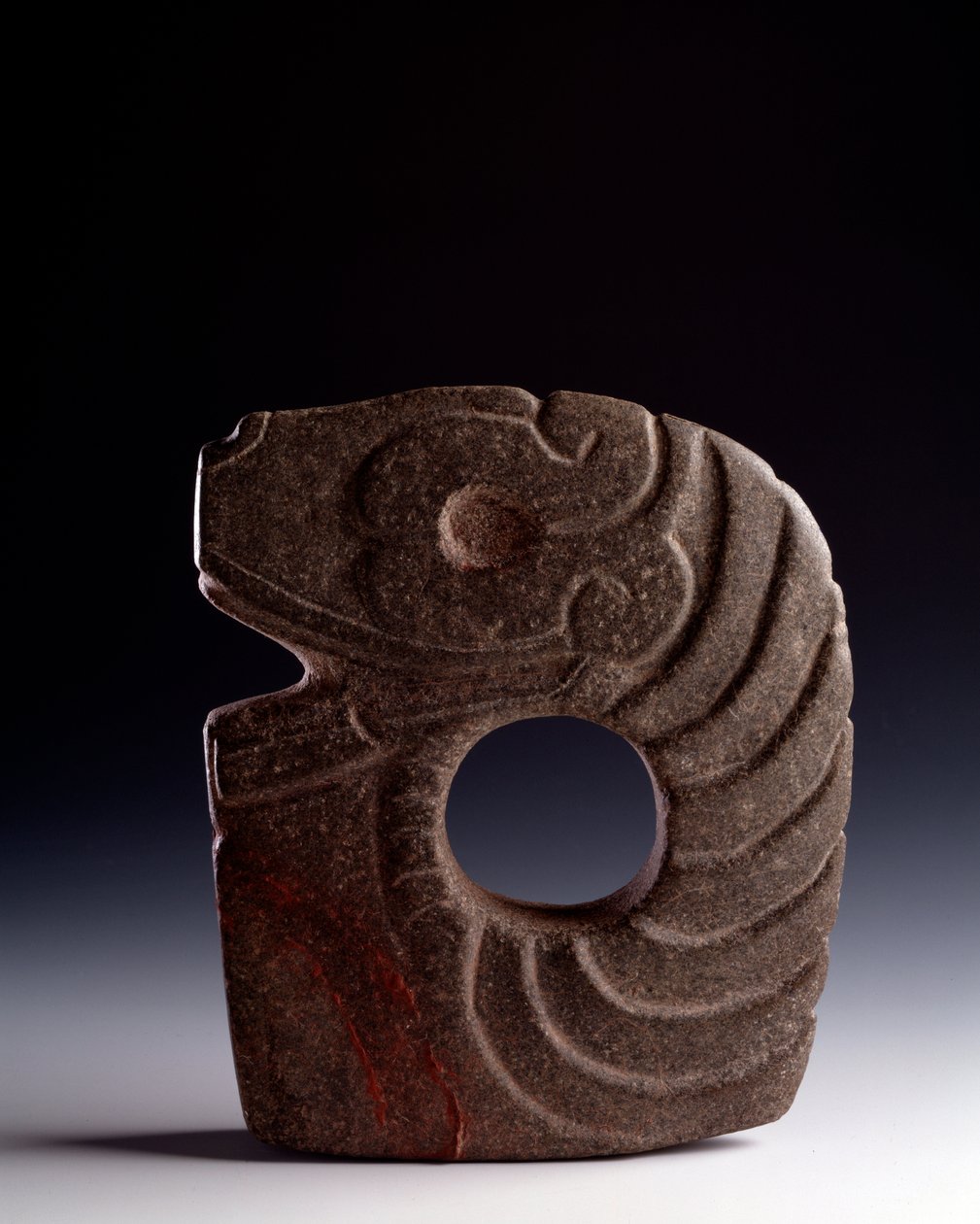 Art précolombien, civilisation maya, période classique : hache zoomorphe en pierre sculptée représentant un serpent stylisé - Mayan Mayan