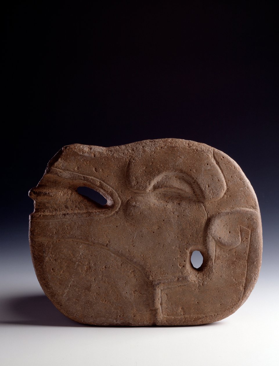 Art précolombien, civilisation maya, période classique : hache zoomorphe en pierre sculptée représentant une tête de cerf - Mayan Mayan