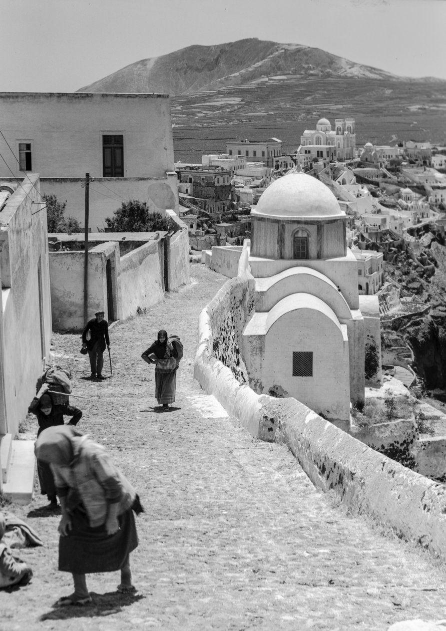 Village grec avec des gens marchant sur une route pavée dans un village grec avec des bâtiments blanchis à la chaux - Maynard Owen Williams