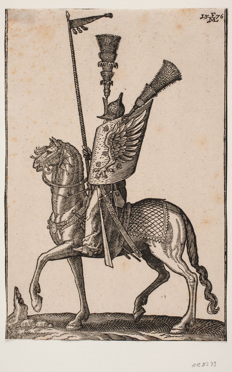 Soldat à cheval, profil vers la gauche; lance avec fanion, casque en métal avec une très haute plume, bouclier avec aile d