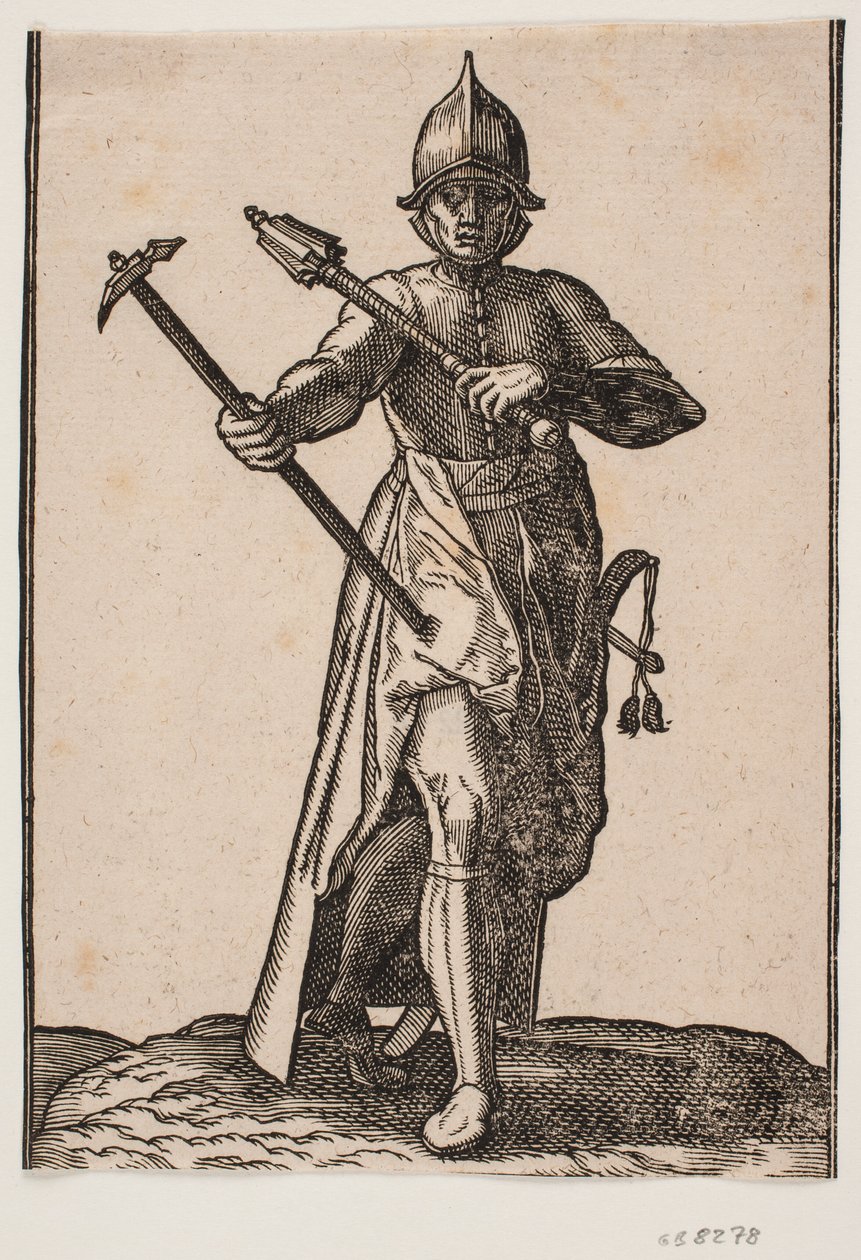 Soldat casqué debout, vu de face; dans la main droite un marteau de guerre, dans la main gauche une massue, la jambe et le pied arrière tordus par rapport à l