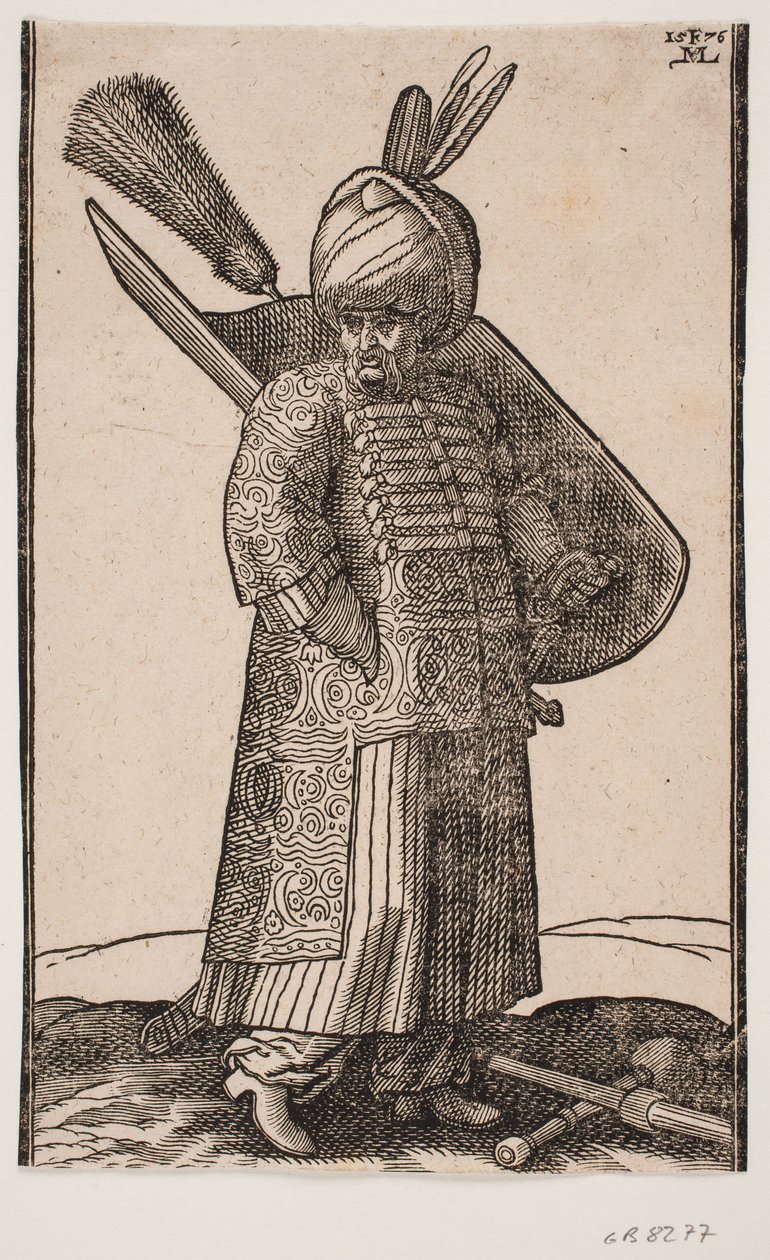 Soldat corpulent debout, avec la main droite dans la poche, tourné vers la droite; deux plumes dans le turban; épée à gauche, bouclier avec plume sur le bras gauche; massue et lance croisées sur le sol devant lui - Melchior Lorck