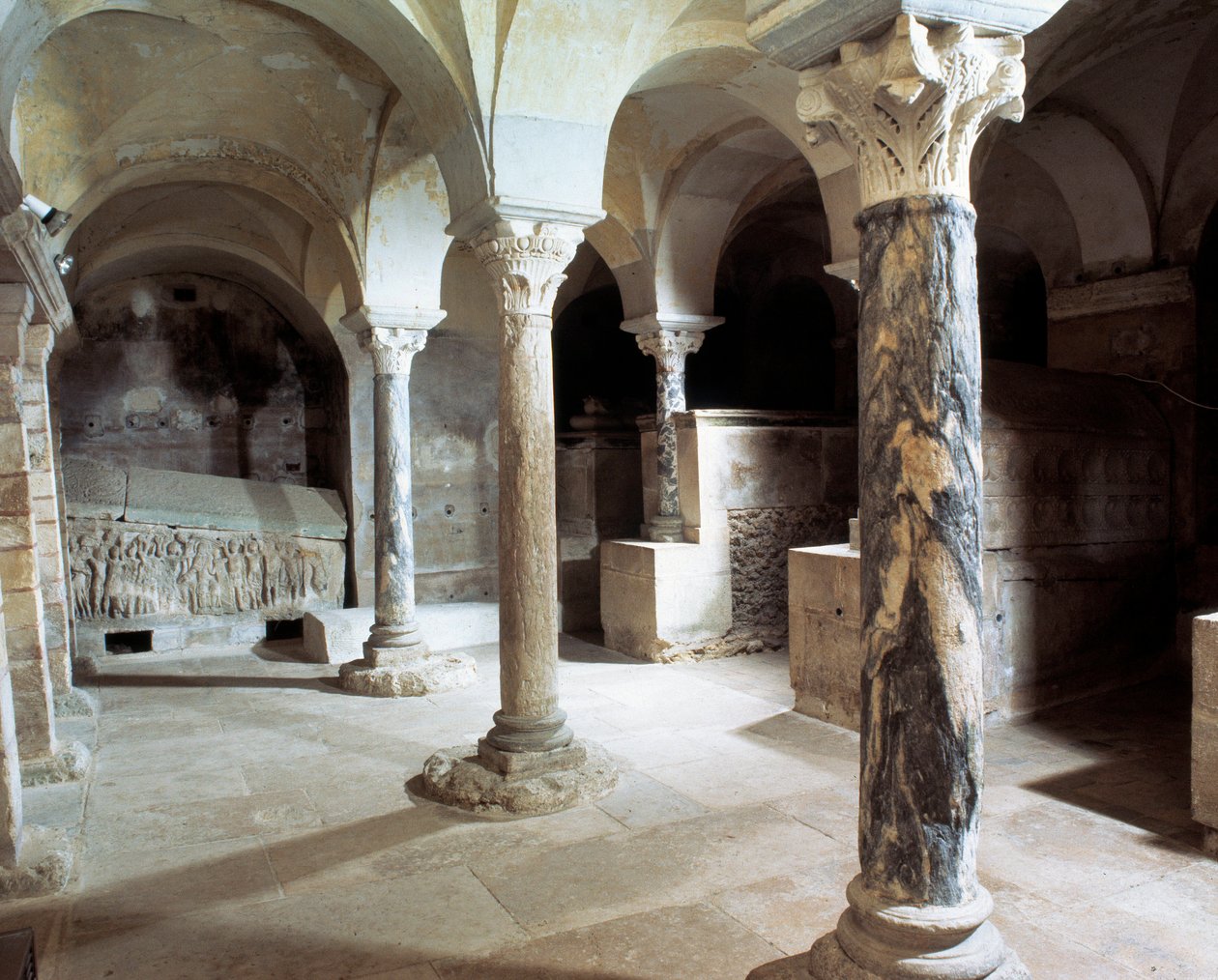 Art mérovingien : vue de la crypte de l