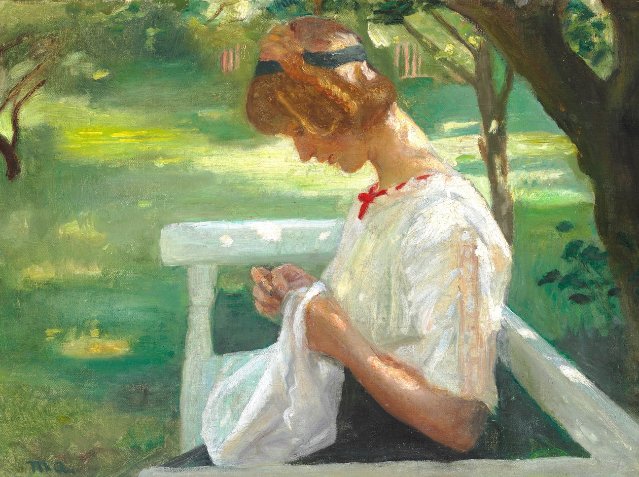 Ella Saxild cousant dans le jardin un jour d