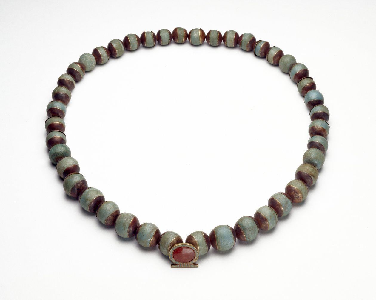 Cylindre en faïence et collier avec pendentif en or, turquoise et cornaline en forme d