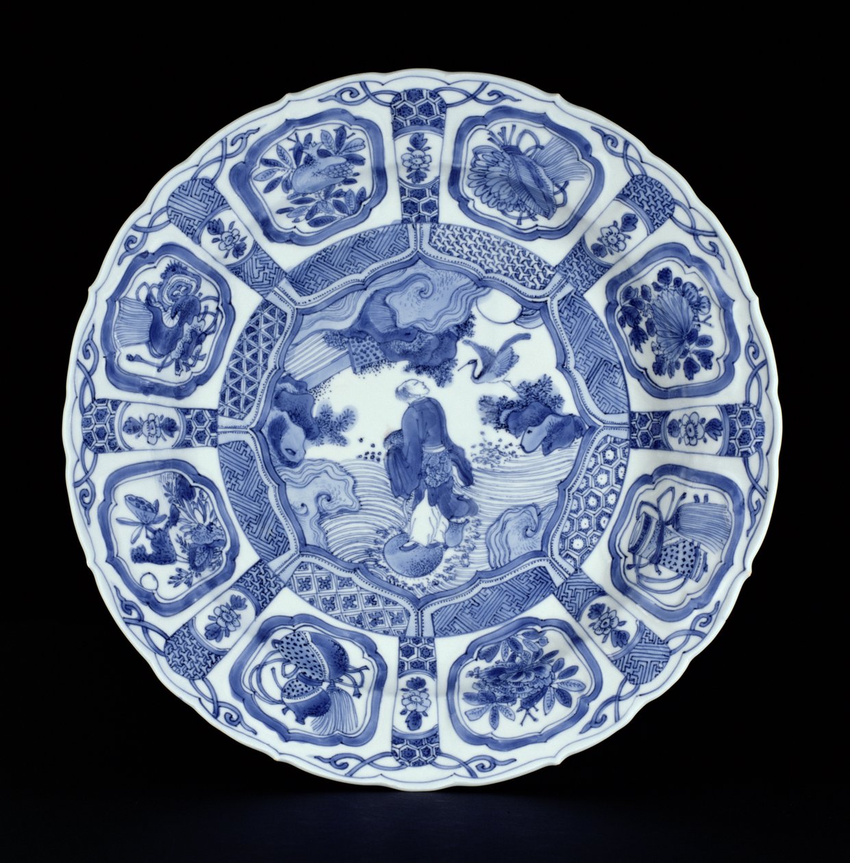 Plat kraak bleu et blanc peint avec Li Tiegvai traversant la mer sur une double gourde, période Wanli, 1594-1610 (porcelaine) - Ming Dynasty Chinese School