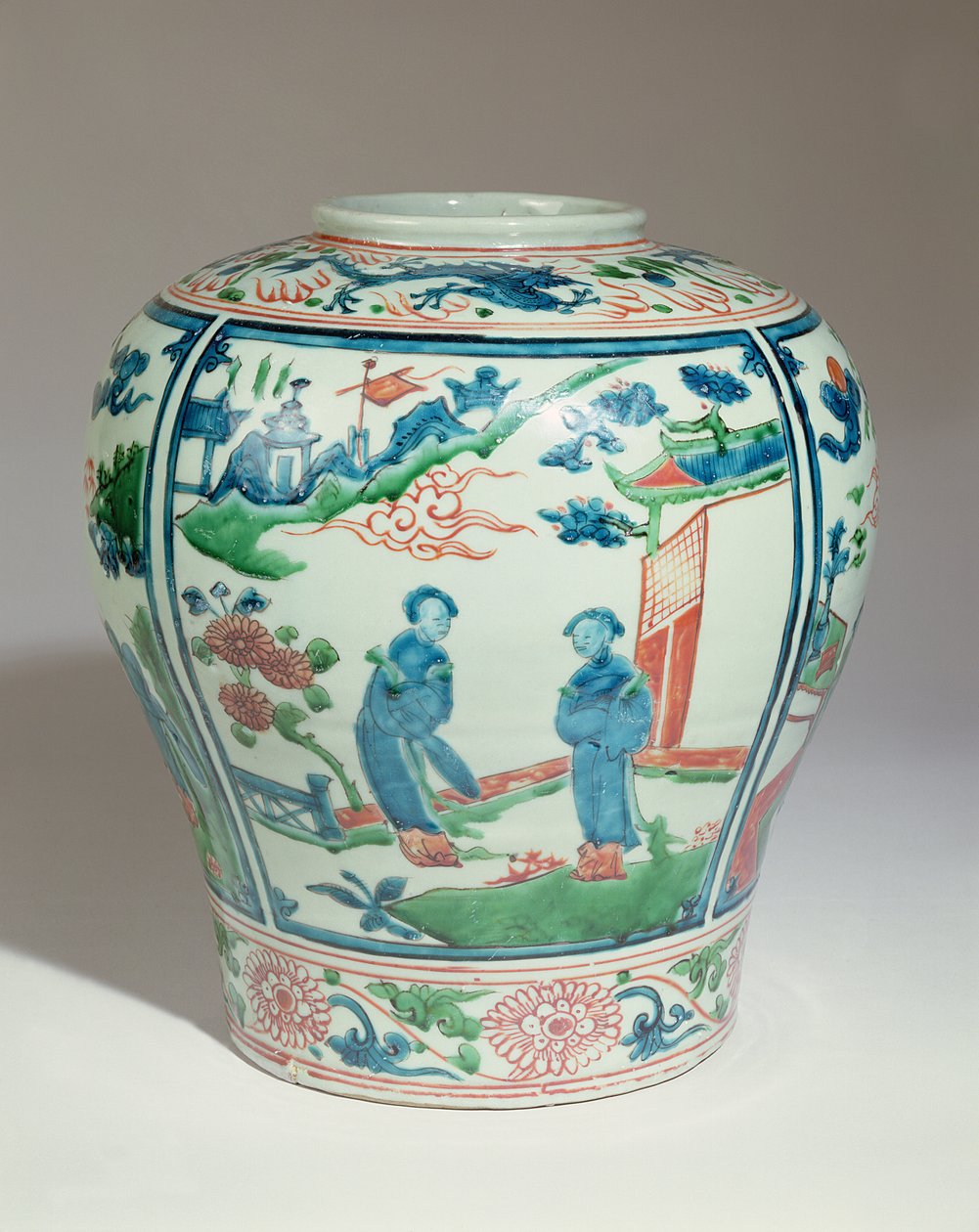 Bocal oviforme polychrome Swatow, fin du XVIe siècle - Ming Dynasty Chinese School