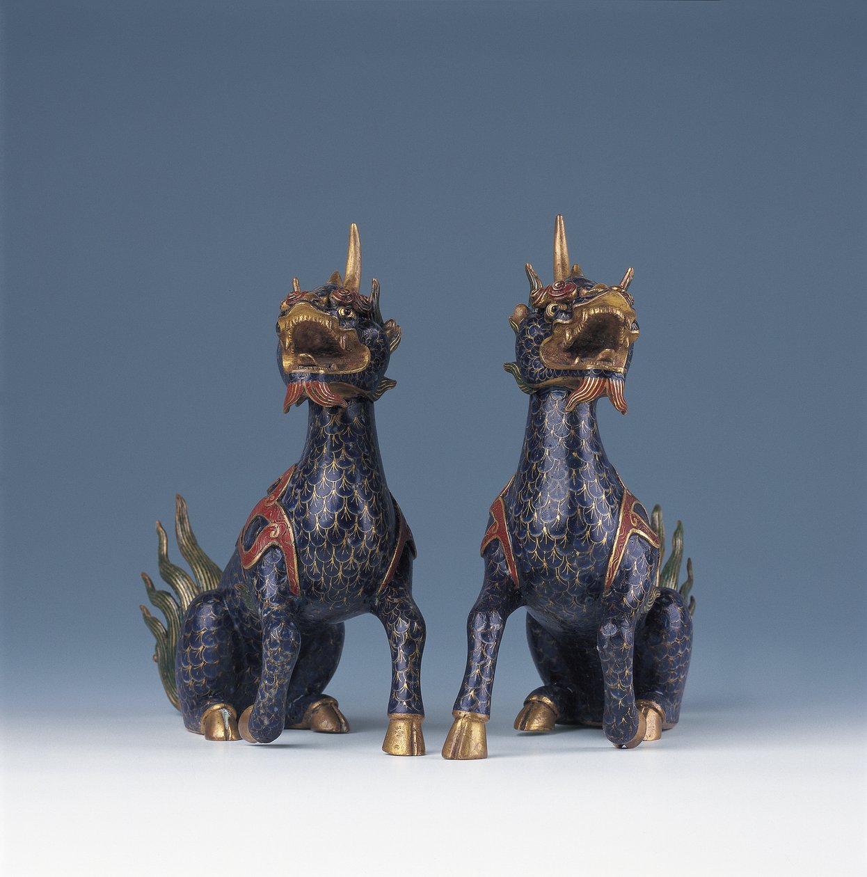 Une paire de qilin assis (émail cloisonné et bronze doré) - Ming Dynasty - Wanli Period Chinese School