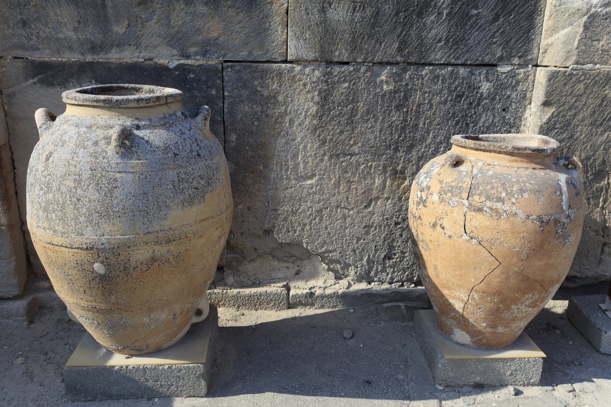 Site archéologique minoen de Phaistos. Grands pithoi (jarres de stockage), trouvés près de la cour centrale. Crète. - Minoan