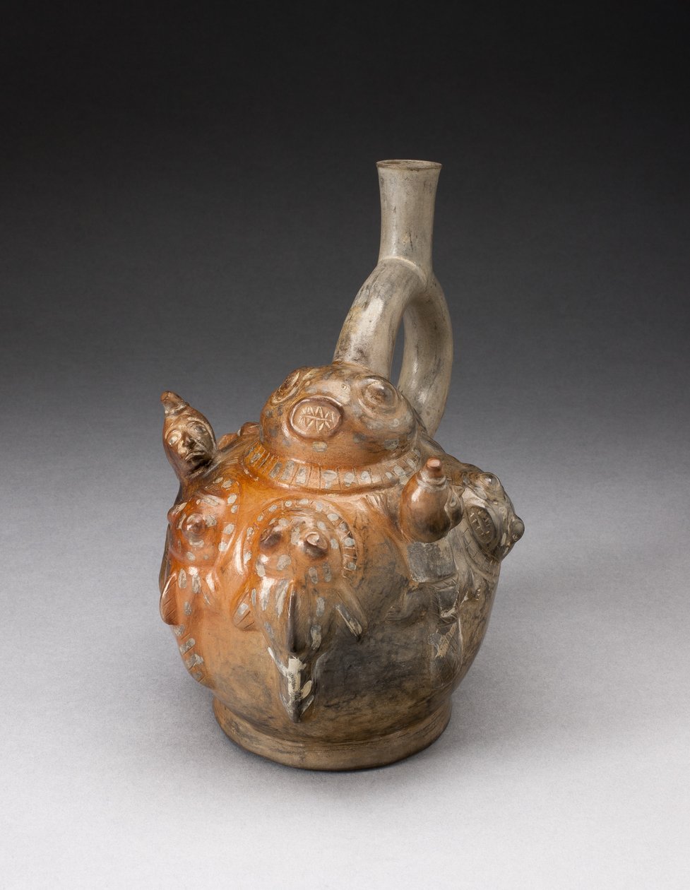 Vase à bec étrier avec relief représentant une scène de pêche - Moche