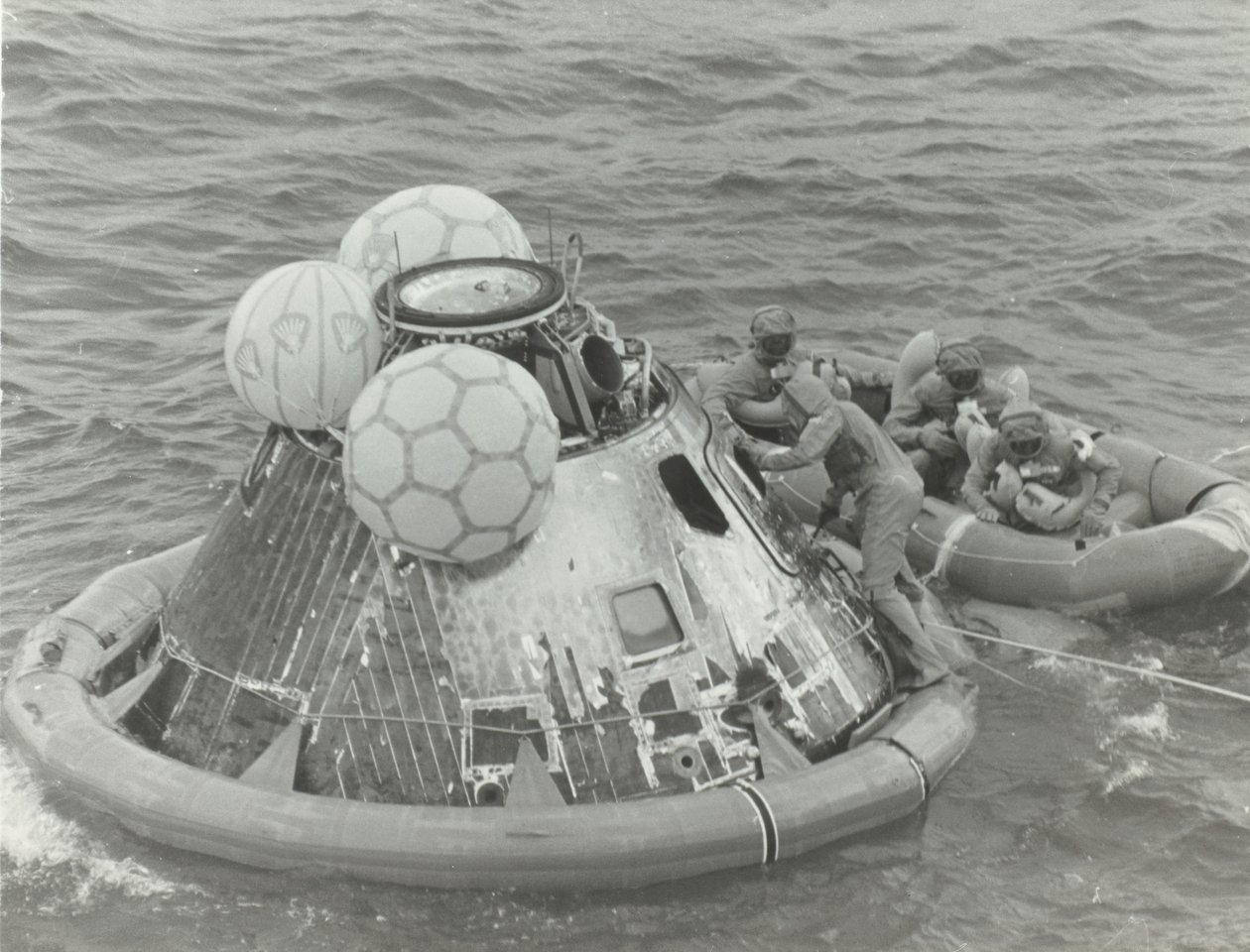 Astronautes dans un canot de sauvetage après l