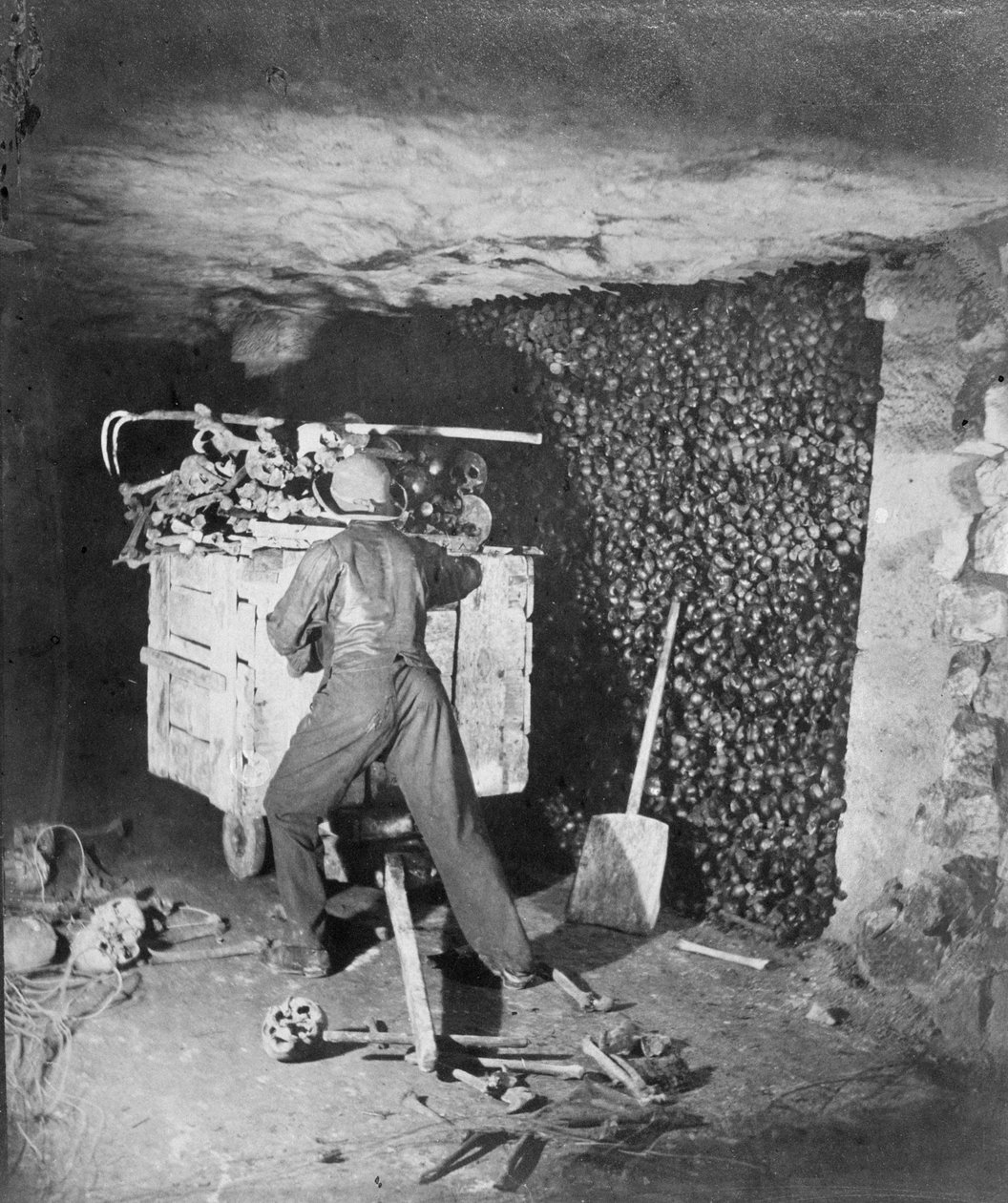 Intérieur des Catacombes, Paris, 1861 - Nadar