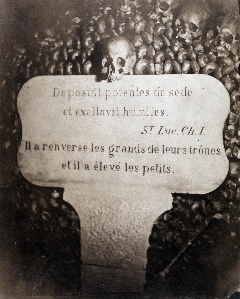 Les ossuaires des catacombes de Paris. Pierre portant une citation du chapitre 1 de l