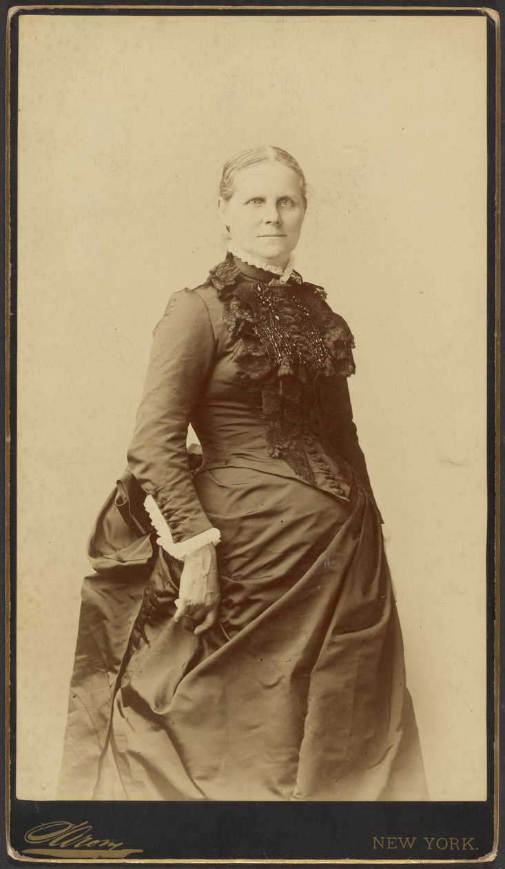 Femme non identifiée en longue robe, debout - Napoleon Sarony