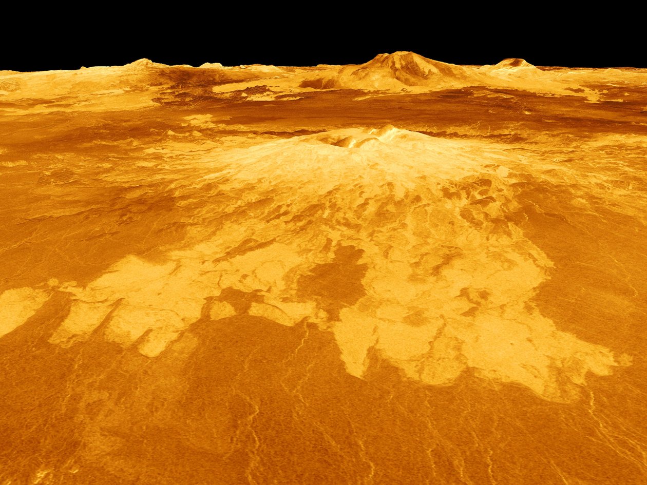 Vue générée par ordinateur de la surface de la planète Vénus dominée par le volcan Sapas Mons. Les coulées de lave s