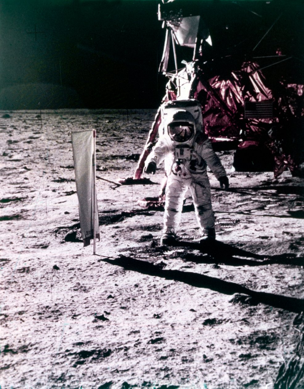 Buzz Aldrin déploie un collecteur de vent solaire sur la surface de la Lune, mission Apollo 11, juillet 1969 - Neil Armstrong