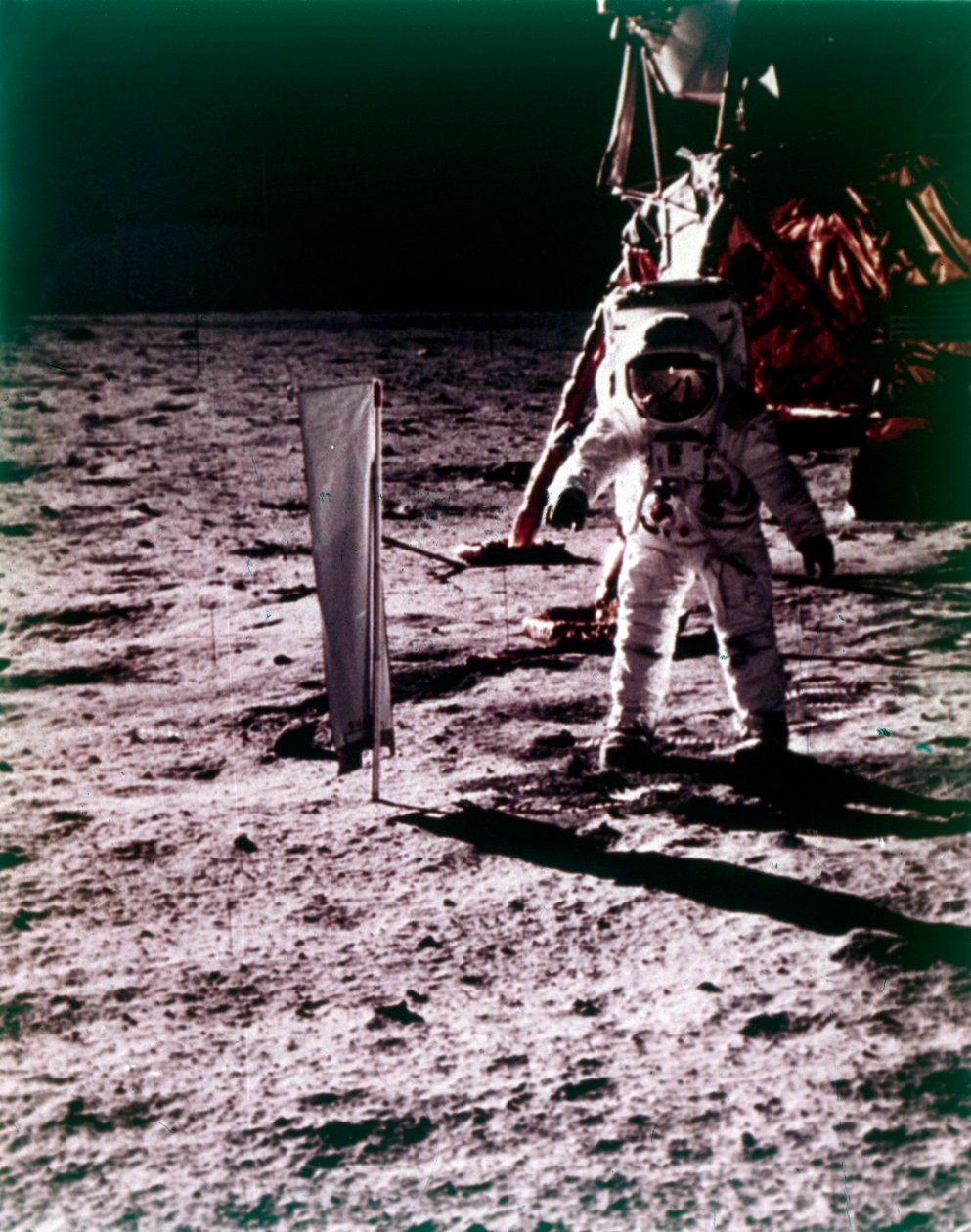 Buzz Aldrin déploie un collecteur de vent solaire sur la surface de la Lune, mission Apollo 11, juillet 1969 - Neil Armstrong