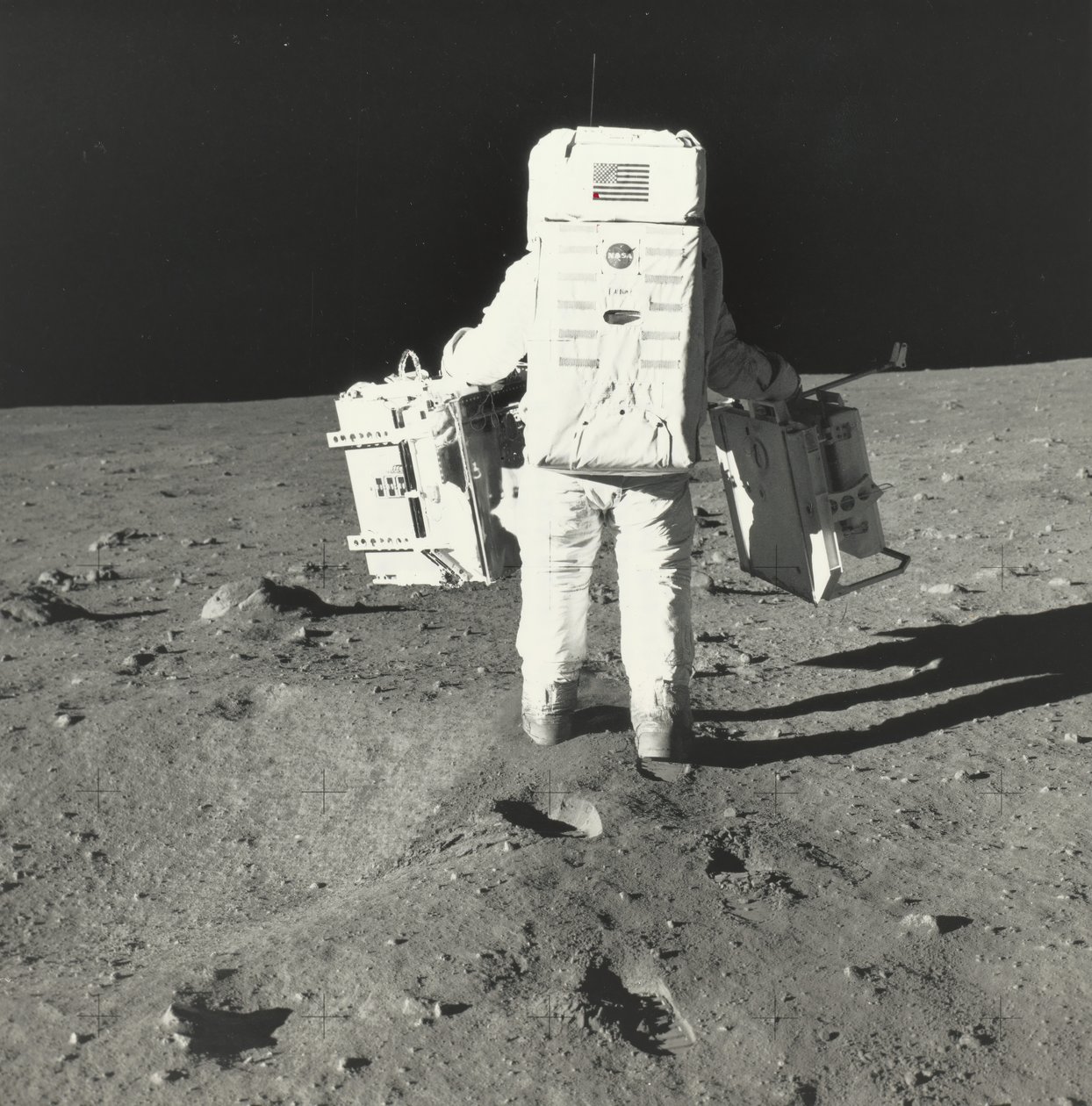 Buzz Aldrin sur la Lune avec des composants du Early Apollo Scientific Experiments Package, 1969 - Neil Armstrong