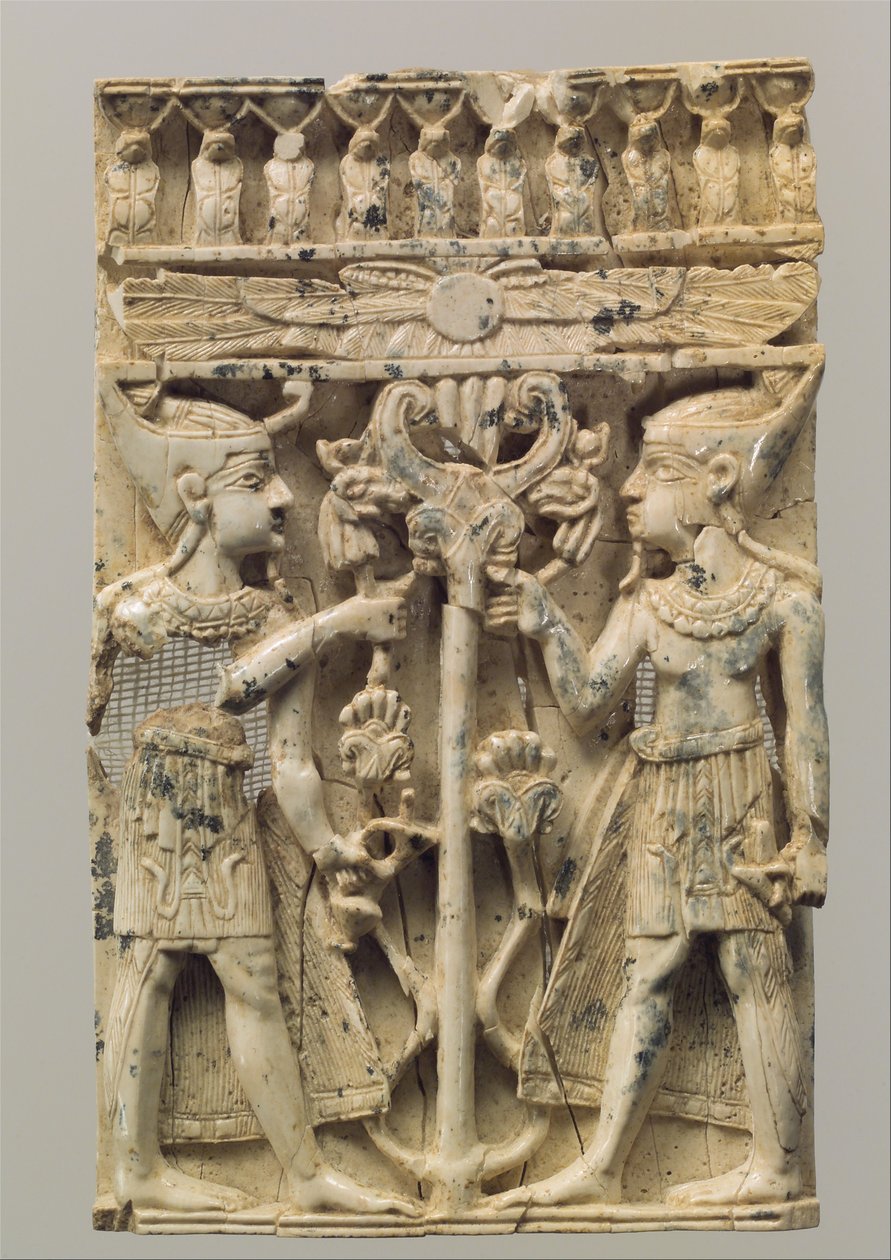 Plaque de meuble sculptée en haut relief avec deux figures égyptisantes flanquant un arbre à volutes, c.9e-8e siècle av. J.-C. - Neo Assyrian