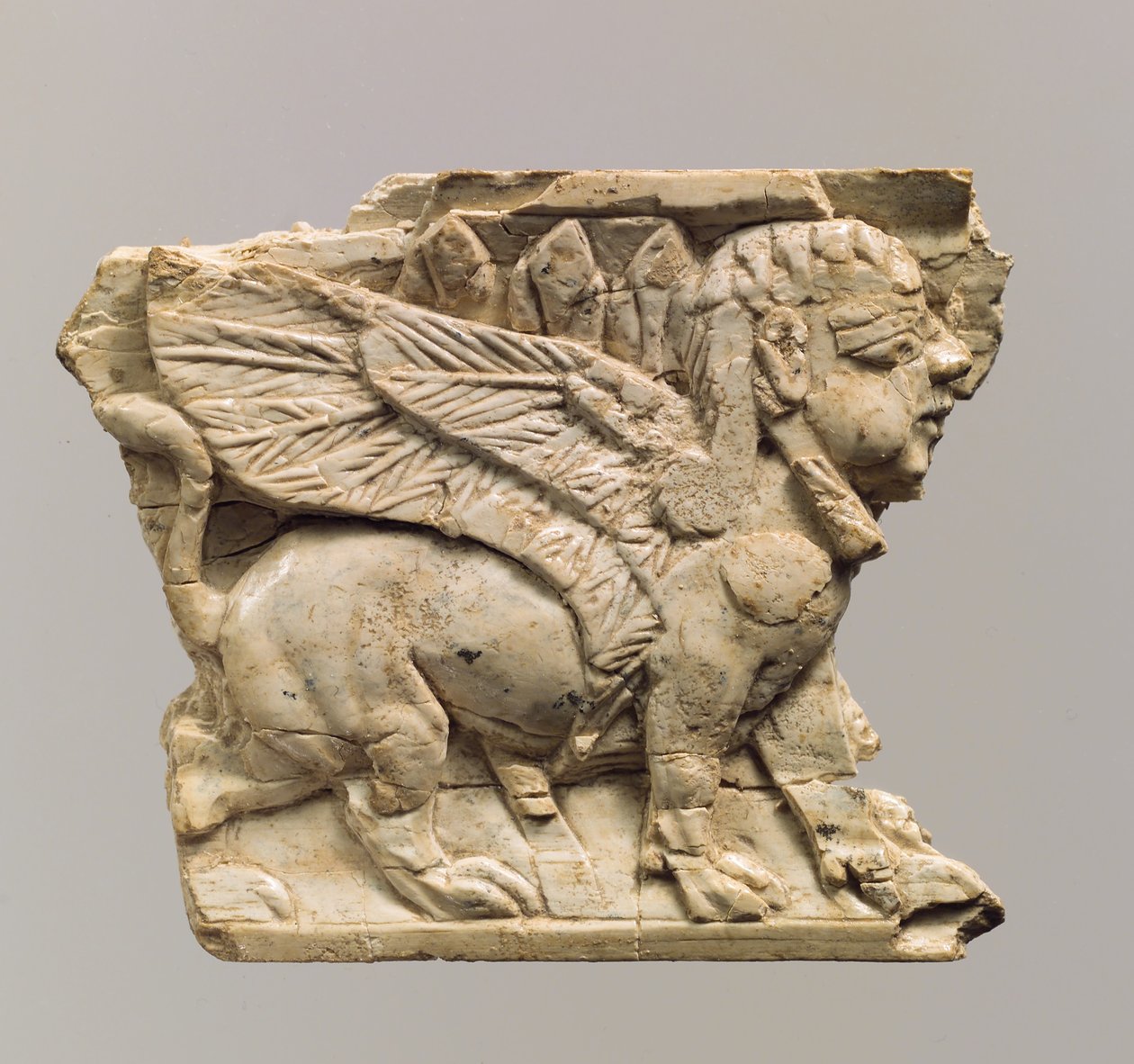 Plaque de meuble sculptée en relief avec sphinx, c.9e-8e siècle av. J.-C. - Neo Assyrian
