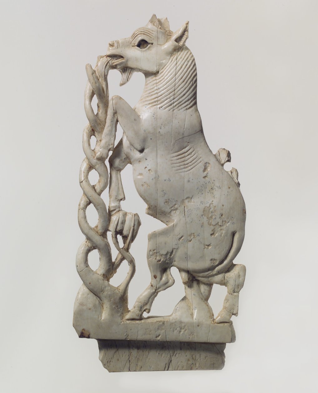 Plaque de meuble ajourée avec une chèvre cabrée, c. 9e-8e siècle av. J.-C. - Neo Assyrian