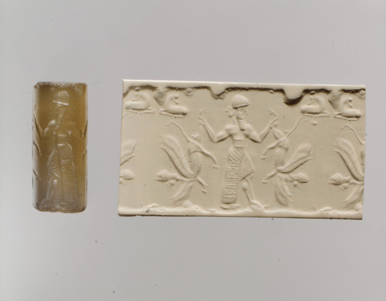 Sceau-cylindre et impression moderne : figure masculine dominant des lions ailés à tête humaine, vers 8e-7e siècle av. J.-C. (calcédoine) - Neo Assyrian Neo Assyrian
