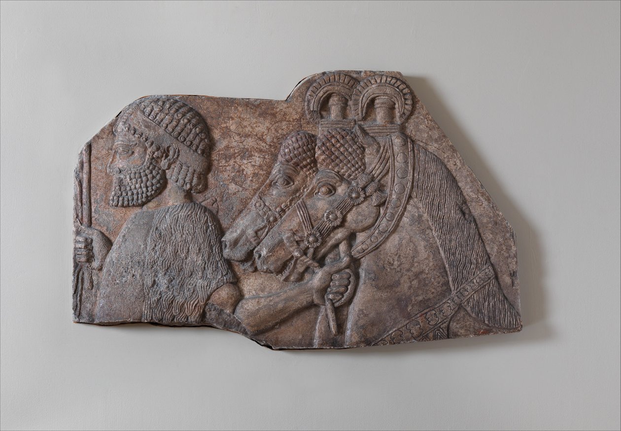 palefrenier étranger dans une procession tributaire, vers 721-05 av. J.-C. (albâtre de gypse) - Neo Assyrian Neo Assyrian