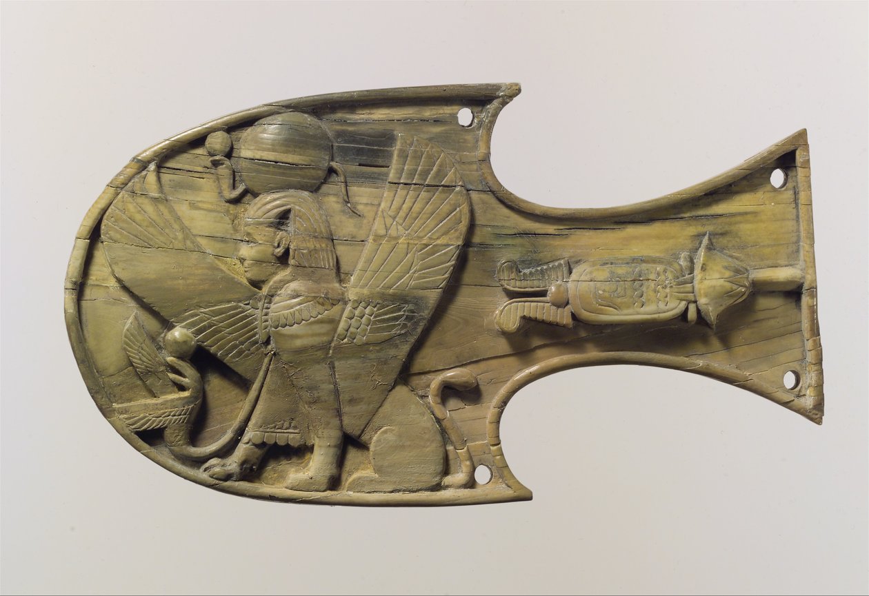 Œillère de cheval sculptée en relief avec un sphinx assis, vers 8ème siècle av. J.-C. - Neo Assyrian Neo Assyrian