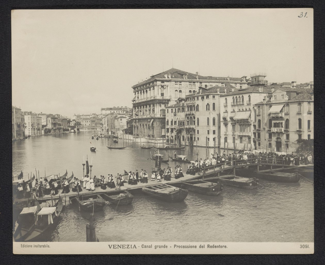 Procession sur un ponton sur le Grand Canal à Venise pendant la Festa del Redentore - Neue Photographische Gesellschaft