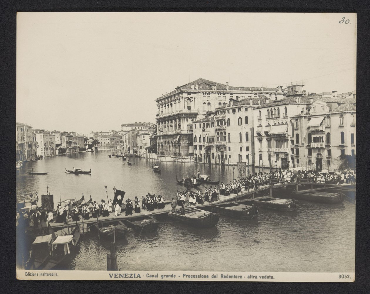 Procession sur un ponton sur le Grand Canal à Venise pendant la Festa del Redentore - Neue Photographische Gesellschaft
