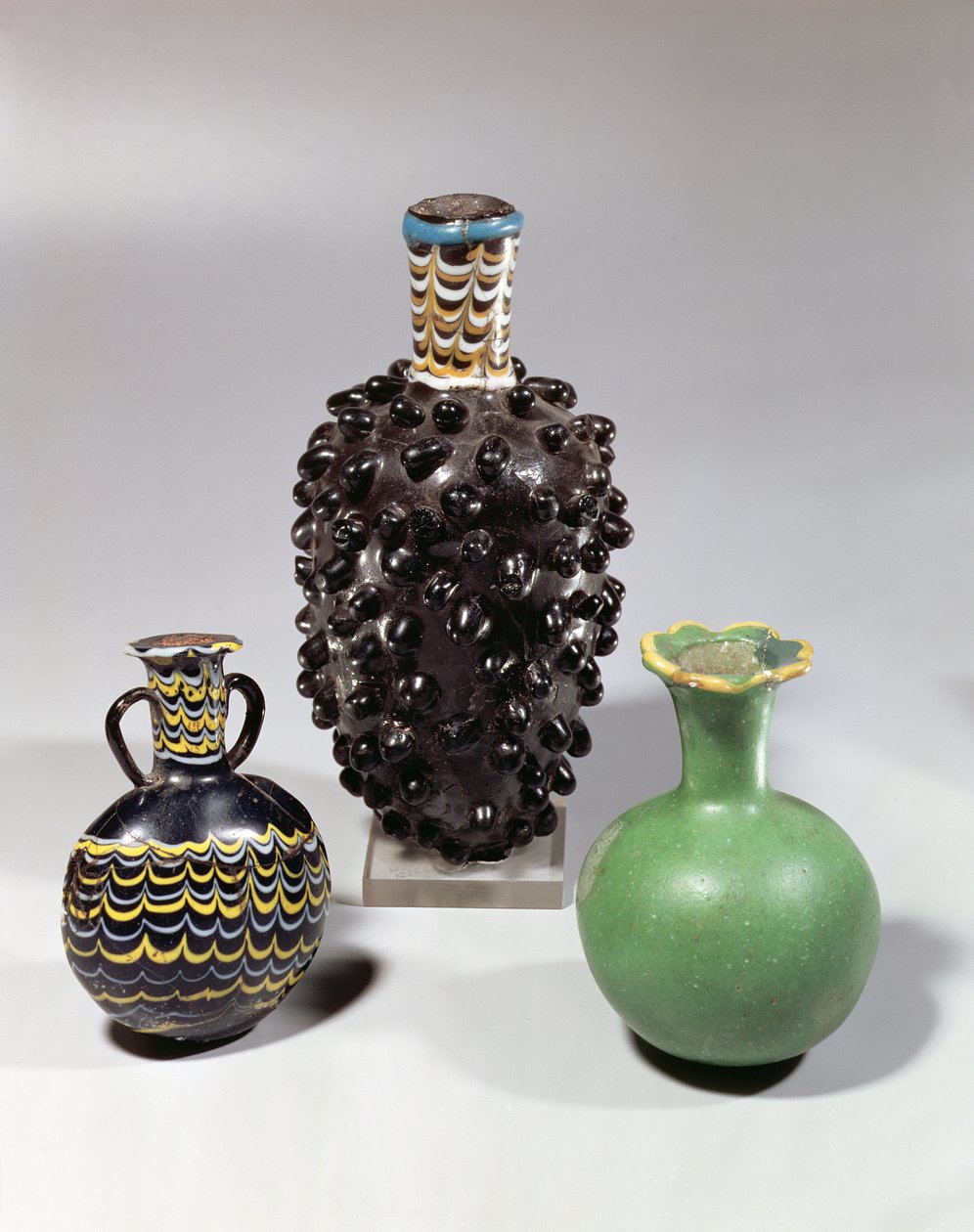 Vases égyptiens : grappe de raisin, grenade et motif de vague (verre) - New Kingdom Egyptian