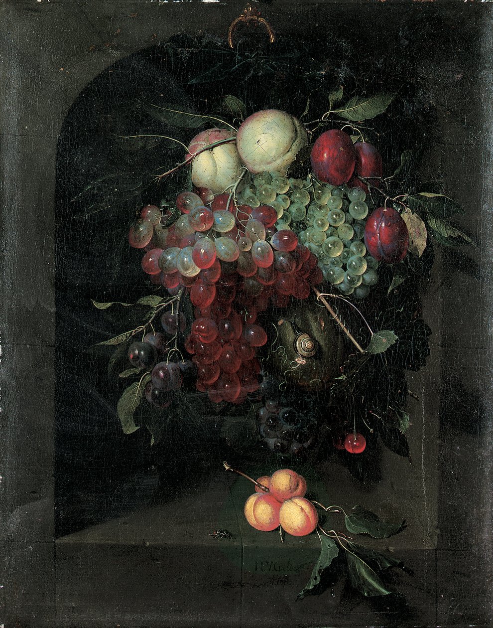 Guirlande de raisins, pêches, prunes et cerises avec un escargot dans une niche en pierre avec un bouquet d