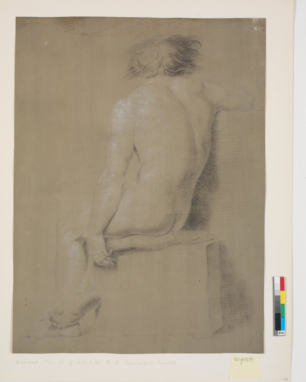 Modèle assis sur un piédestal haut avec coussin. Vu de dos. Bras droit coupé. Bras gauche pendant. Jambes croisées - Nicolai Abildgaard