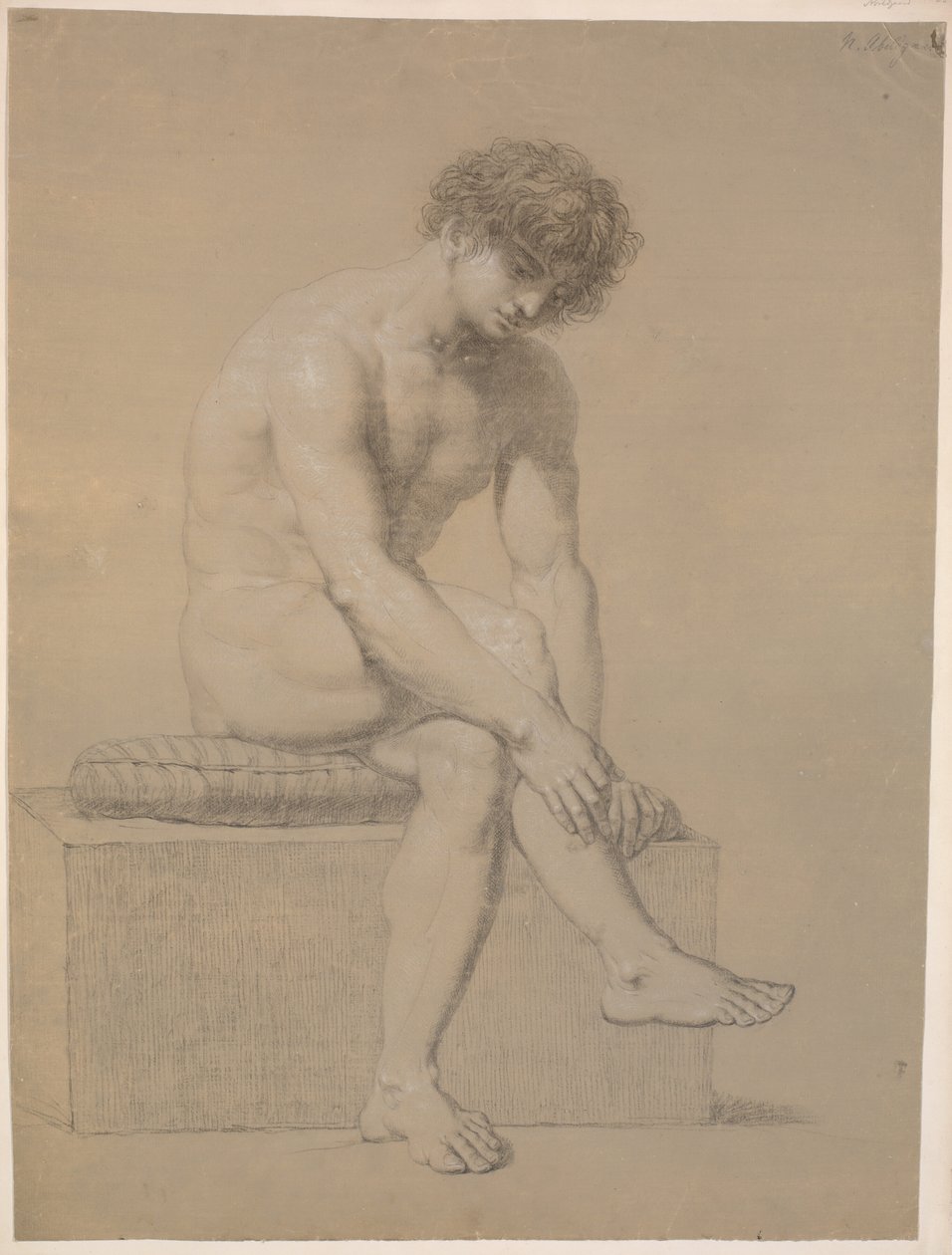 Modèle assis sur un bas piédestal avec coussin. Tourné vers la droite. Bras pendants. Jambes croisées - Nicolai Abildgaard