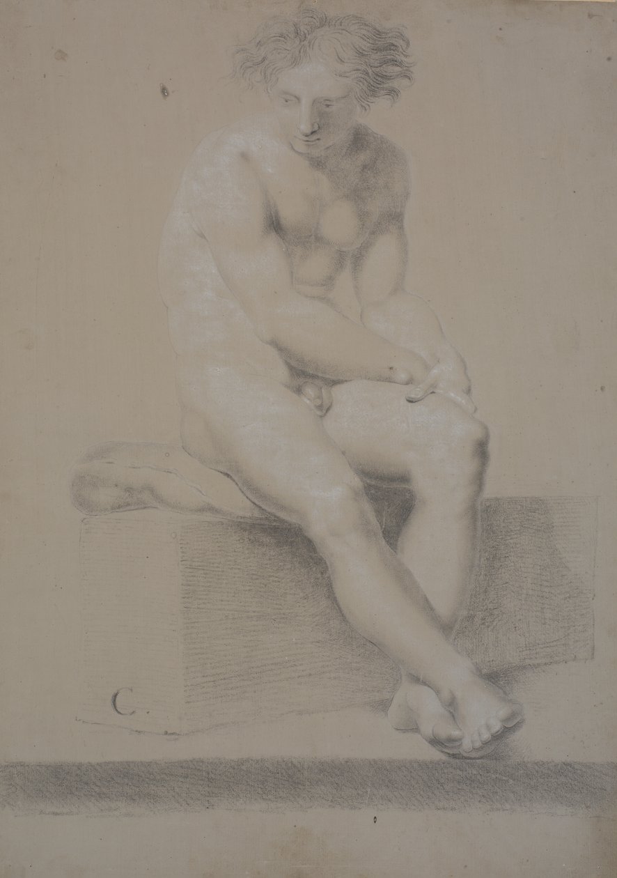 Modèle assis sur un socle avec coussin. Les mains se rejoignent sur la cuisse gauche. Les pieds sont croisés - Nicolai Abildgaard