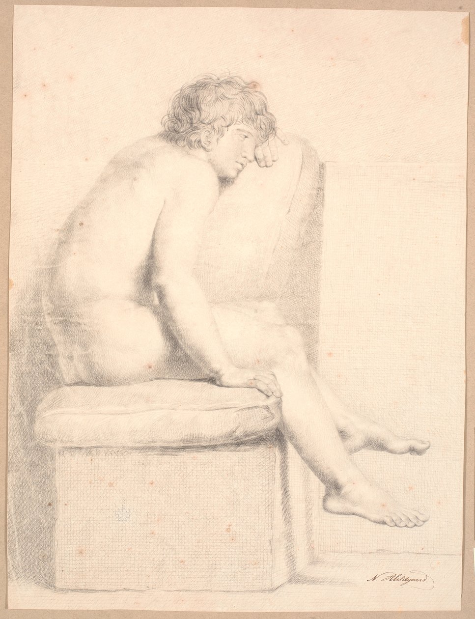 Modèle assis sur un socle avec coussin. Profil à droite. Tête soutenue par le bras gauche. Les jambes ne touchent pas le sol - Nicolai Abildgaard