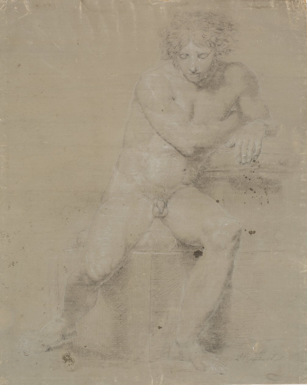 Modèle assis sur un plinthe avec un coussin. Vue de face. Main droite sous l