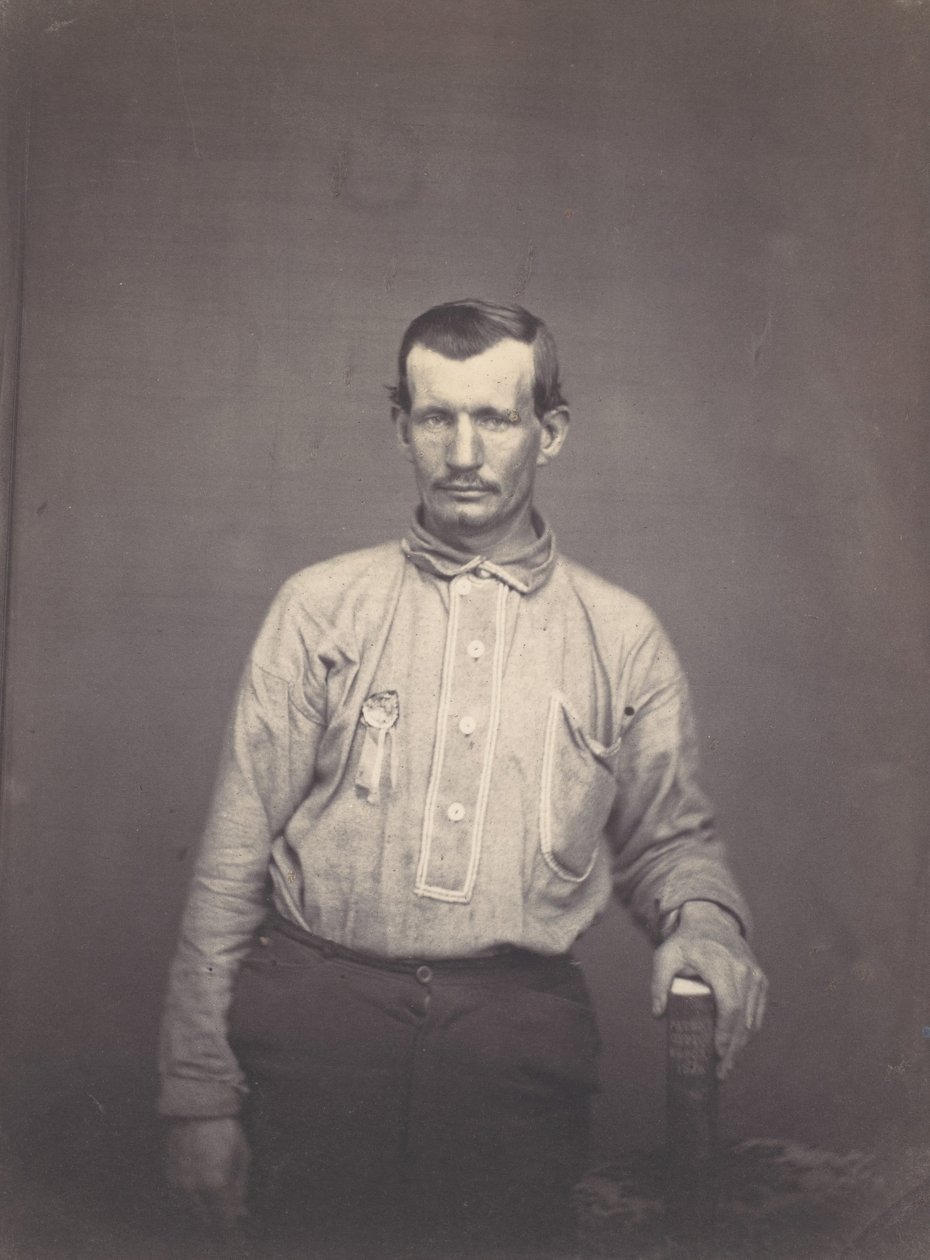 Homme tenant un livre du bureau des brevets, vers 1857 - Oliver H. Willard.