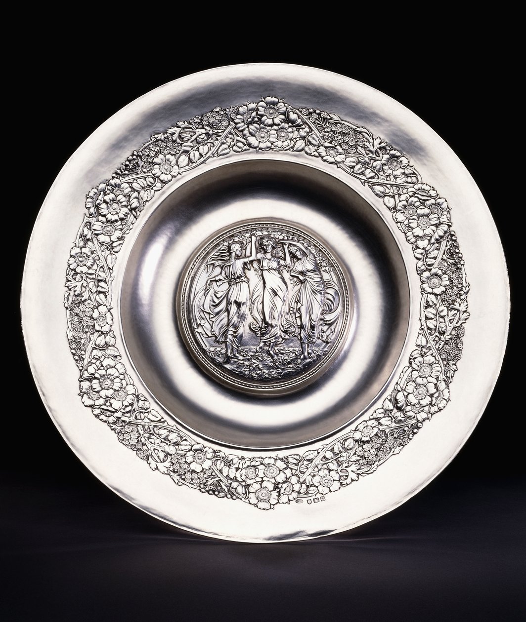 Printemps, un grand plat à eau de rose en argent de Ramsden et Carr - Omar and Carr Alwyn Ramsden