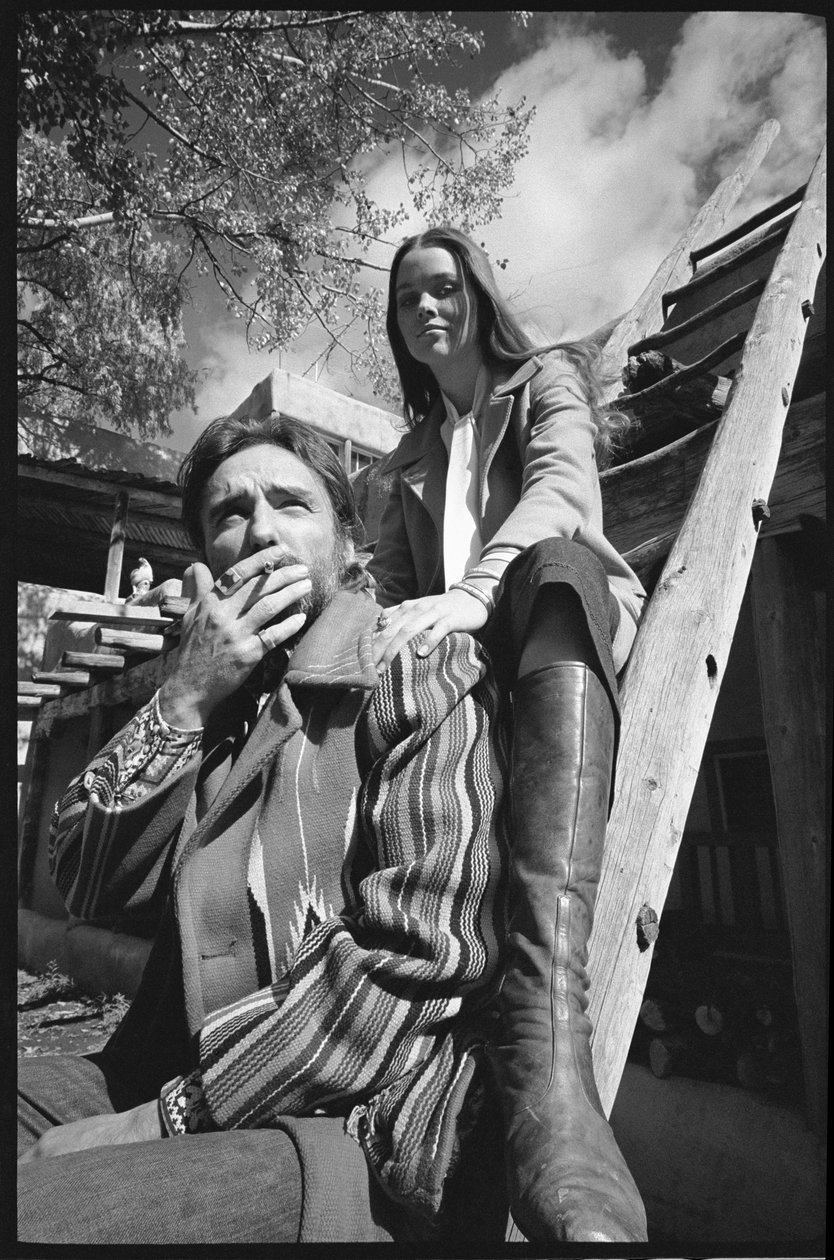 Dennis Hopper et sa femme Michelle Phillips sur une échelle au Nouveau-Mexique - Orlando Suero
