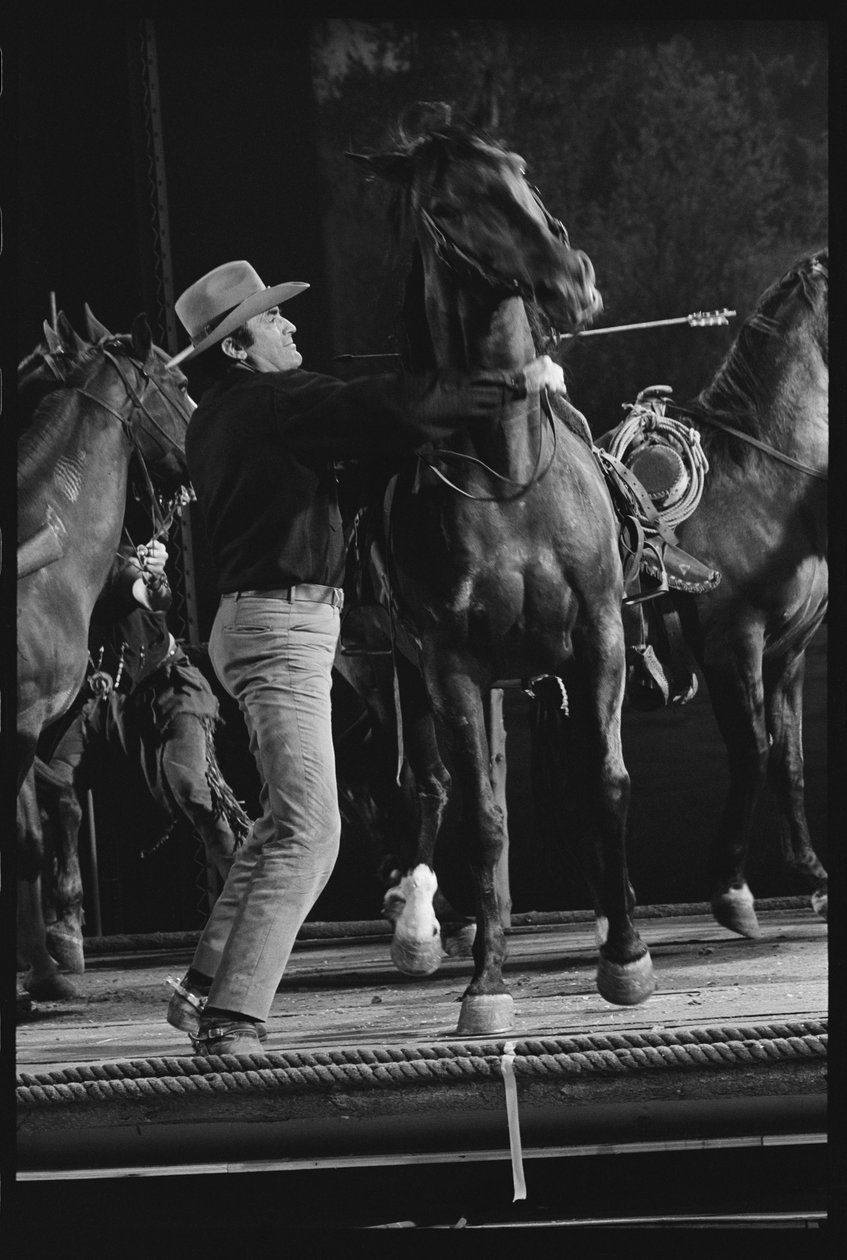 Gregory Peck avec un cheval sur le plateau de 