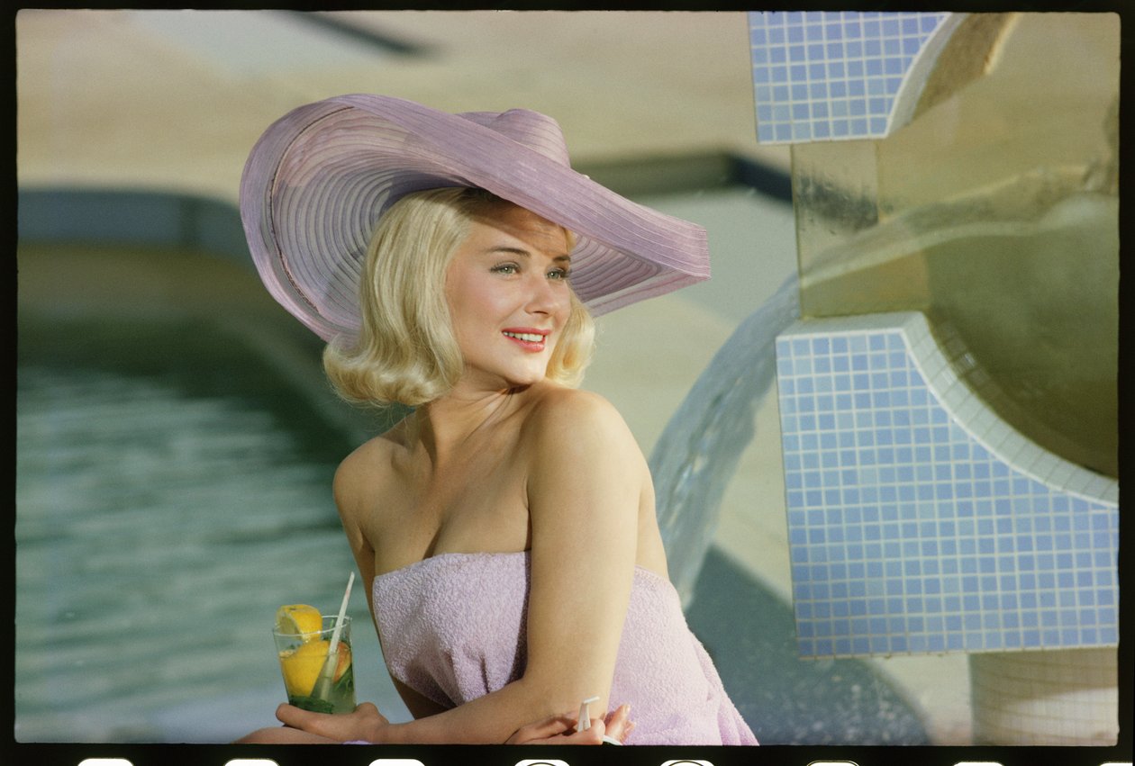 Séance photo de Hope Lange près de la piscine - Orlando Suero