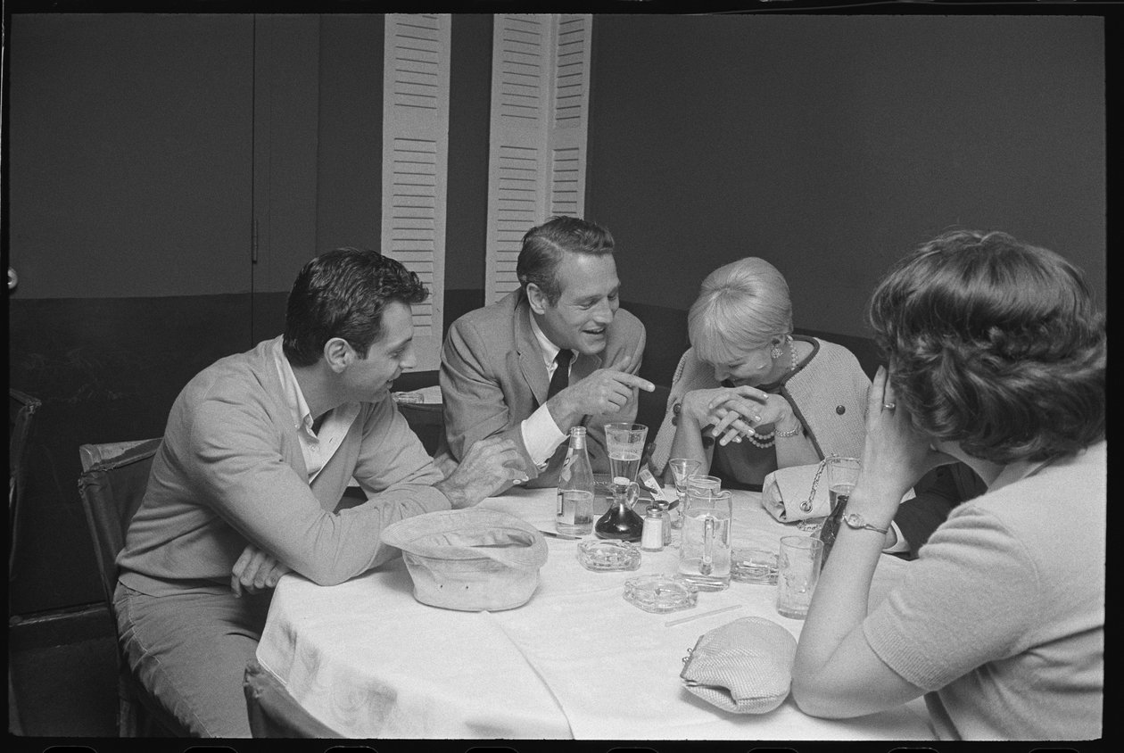 Paul Newman, Mort Sahl et Joanne Woodward plaisantant au dîner - Orlando Suero